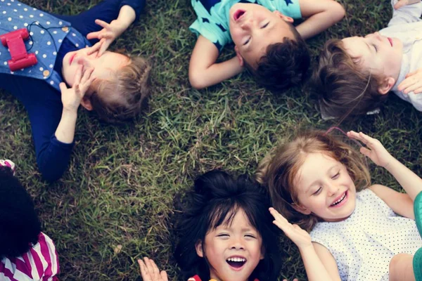 Sahasında oynayan çocuklar 