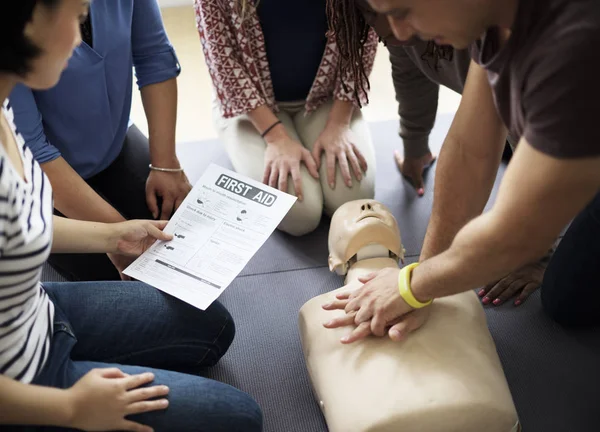 Personer på förstahjälpen utbildning lektion — Stockfoto