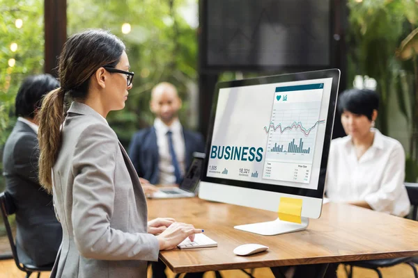 Zakenvrouw werkt op de computer — Stockfoto