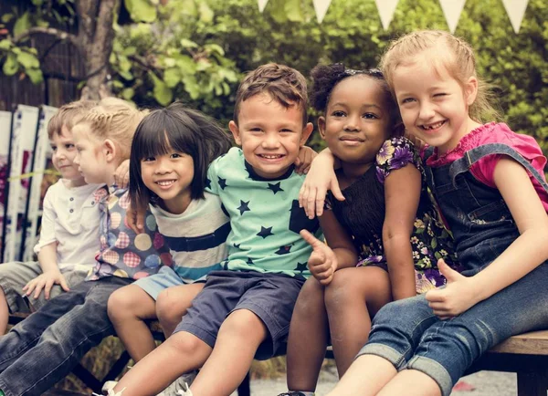 Kids sitting on the bench — Stock Photo, Image