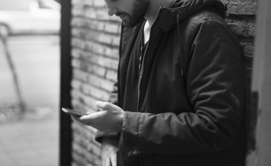 Cep telefonu kullanan adam 