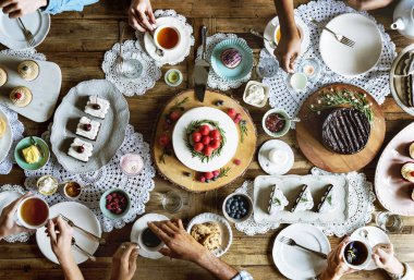 Çay partisi üzerinde toplama arkadaşlar