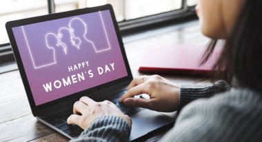 Kafede dizüstü bilgisayar ile çalışan kadın