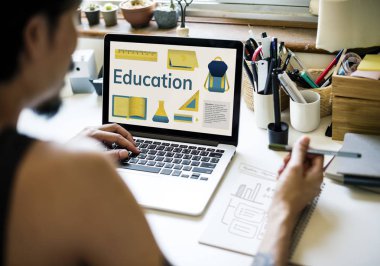 Dövmeli adam laptop çalışma