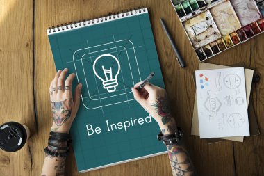 Dövmeli kişi Not Defteri'nde çizim 