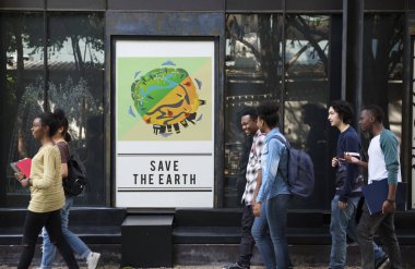 Afişini yürüyen öğrenciler 