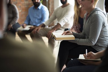 İnsanlar toplantı üzerinde