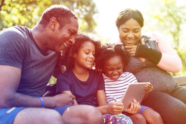 Dijital tablet kullanan aile