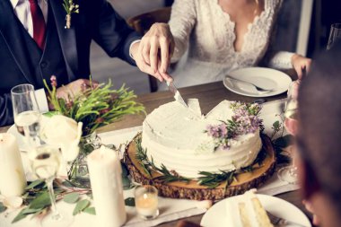 Gelin ve damat düğün pastasını kesiyor 