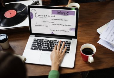 masada dizüstü bilgisayar kullanan kişi