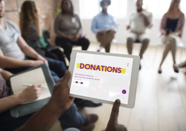 Dijital tablet kullanan kişi