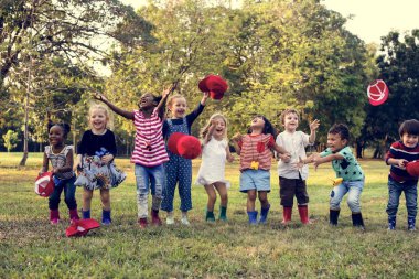 Öğrenciler kırmızı kapaklar Hava atma