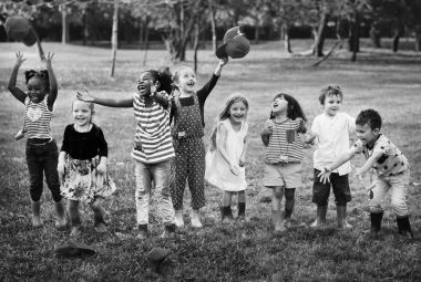 Sahasında oynayan çocuklar 