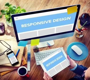 Bilgisayar kullanan bir iş adamı  