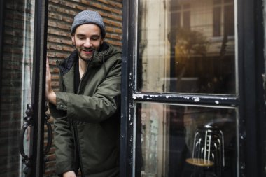 Casual adam binadan gidiyor