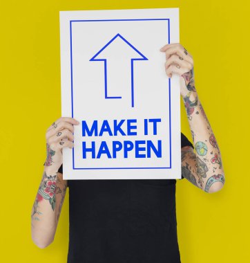 Dövmeli kişi holding afiş.  