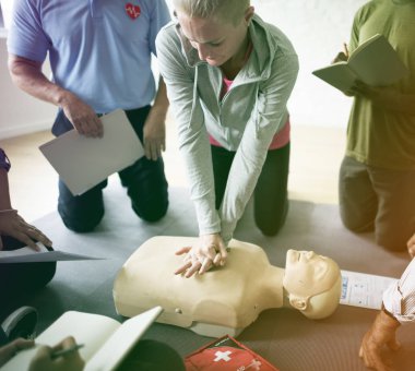 İnsanlar üzerinde Cpr ilk yardım eğitimi