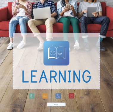 dijital cihazlar ile kanepede oturan öğrenciler