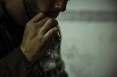 Evsiz bir adam Sigara İçilmeyen 