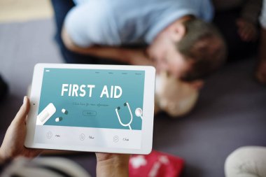 Tablet kullanan kişi