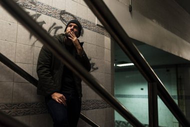 Yalnız evsiz adam Sigara İçilmeyen 