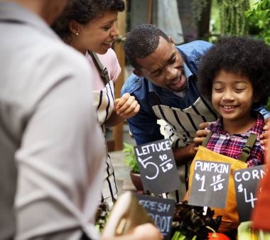 Afrikalı kız Dükkanı ebeveynler yardımcı