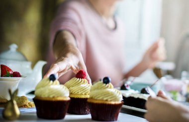 Çay partisi üzerinde toplama arkadaşlar