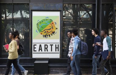 Afişini yürüyen öğrenciler 