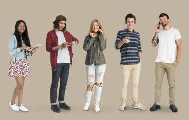 ayakta ve telefon kullanarak çeşitlilik insanlar