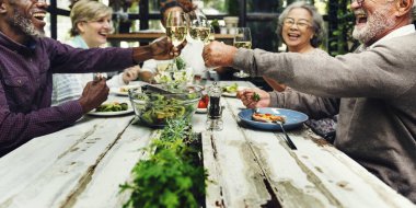 üst düzey insanlar yemek yiyorsunuz 