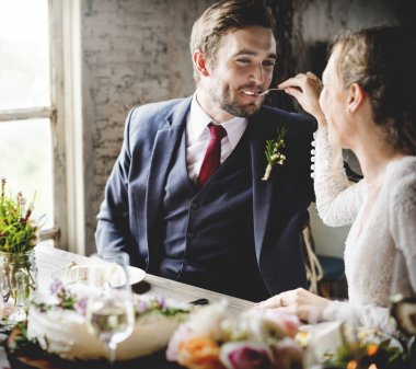 İnsanlar düğün masada kutlamak 