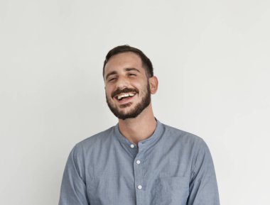 stüdyoda gülen adam