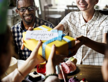 İnsanlar masada doğum günü kutlamak 