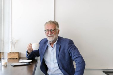 Kıdemli yakışıklı kafede 