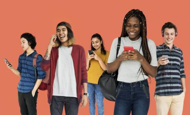 çok ırklı kişi dijital cihazlar kullanarak