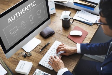 bilgisayarla çalışma iş adamı