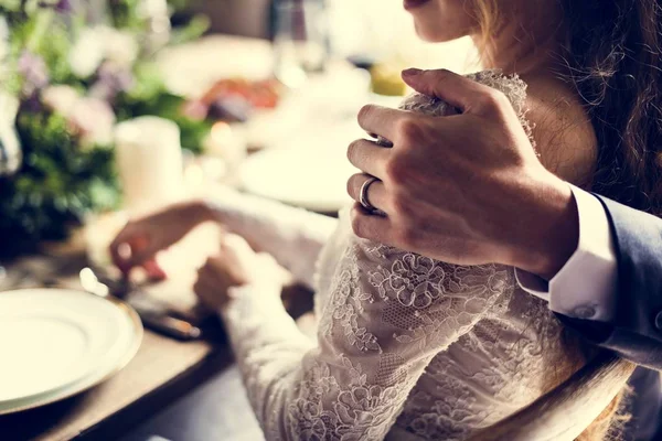 Menschen feiern Hochzeit am Tisch — Stockfoto