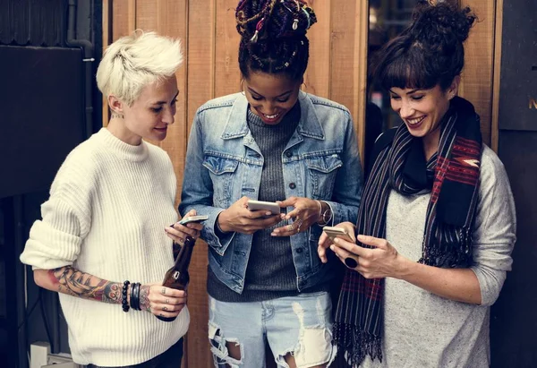 Жінки використовують мобільний телефон — стокове фото