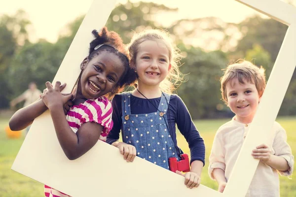 Petits enfants avec cadre photo — Photo