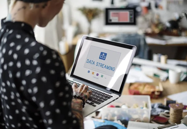 Donna stilista utilizzando il computer portatile — Foto Stock