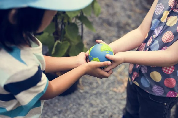 Barn som håller små globe — Stockfoto