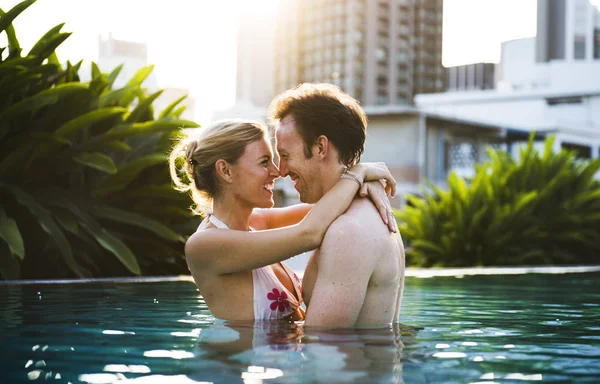 Paar ruht sich im Pool aus — Stockfoto