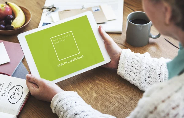 Frau mit digitalem Tablet — Stockfoto