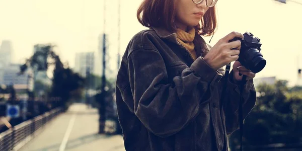 Mujer sosteniendo cámara fotográfica — Foto de Stock