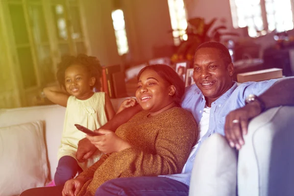 Famille regarder la télévision — Photo