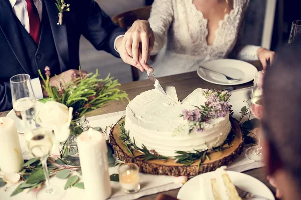 Gelin ve damat düğün pastasını kesiyor 
