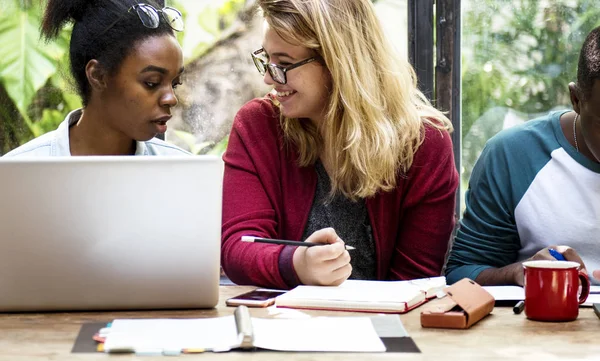 Amigos estudiantes trabajando juntos — Foto de Stock