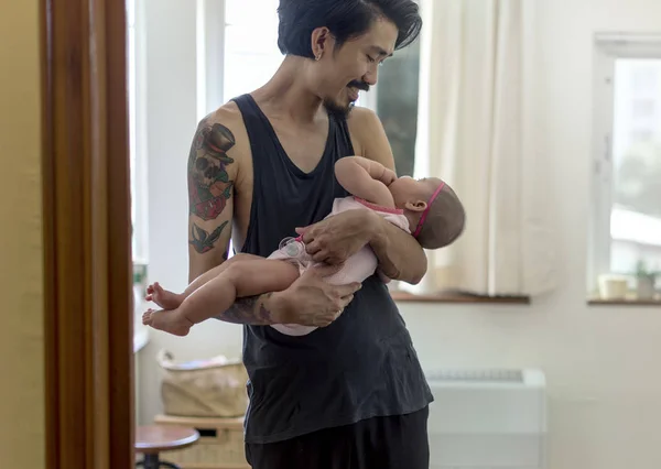 Yeni doğmuş bebeği tutan adam — Stok fotoğraf