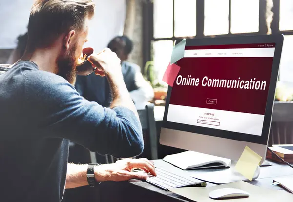 Uomo che beve caffè sul posto di lavoro — Foto Stock