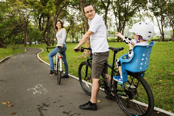 Vélo en famille dans le parc — Photo